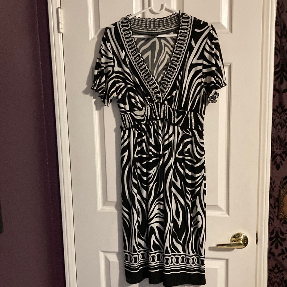 Chic Black and White Short Sleeved V Neck Dress 3/4 Length. Size 12